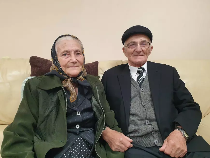 REPORTAJ. Maria și Ioan, secretul unei căsnicii de 70 de ani - o poveste de dragoste cu iz de sat și vremuri stricte. „Eu mă duceam la o moară unde se făcea făină și ea venea cu niște oi”