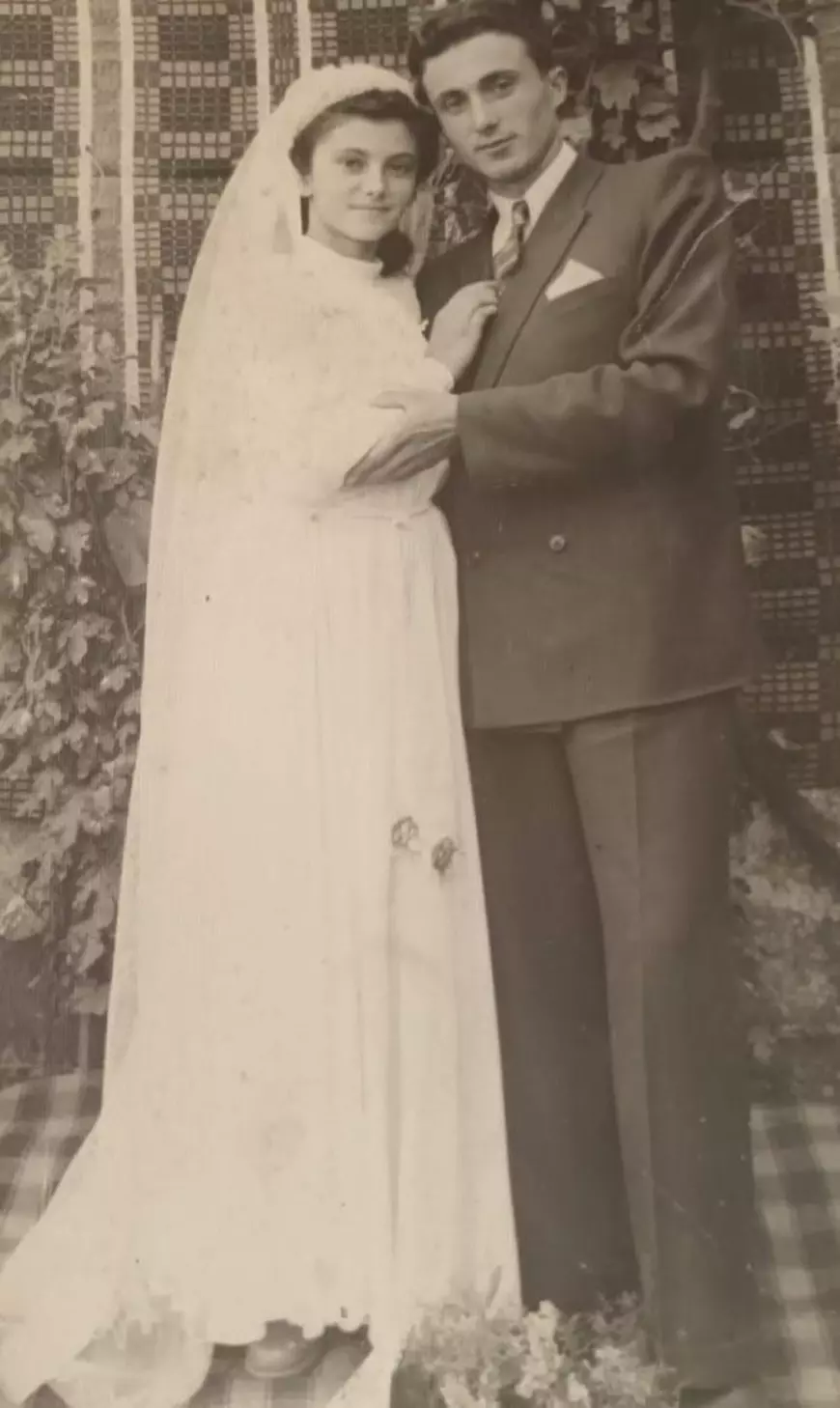 REPORTAJ. Maria și Ioan, secretul unei căsnicii de 70 de ani - o poveste de dragoste cu iz de sat și vremuri stricte. „Eu mă duceam la o moară unde se făcea făină și ea venea cu niște oi”