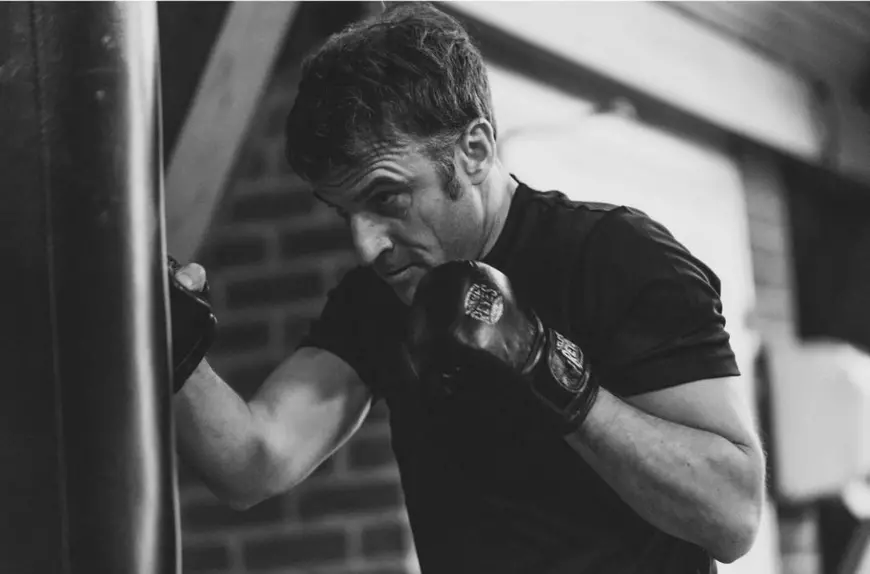 „Rocky” Macron, cu mușchii încordați și dinții încleștați, lovind un sac de box: „Virilism neo-populist, maestrul genului e Vladimir Putin”