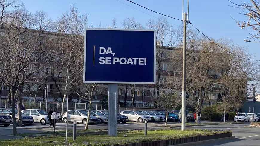 FOTO. Orașele țării sunt împânzite de bannere și afișe cu candidații la locale. ”Pare o ciudățenie, dar nu încalcă legea”