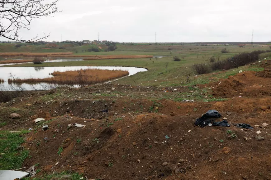 REPORTAJ O arie protejată Natura 2000 de la marginea Mangaliei a devenit depozit de deșeuri: „Aduc gunoaiele cu mașini mari, de la firme!”. Ministerul Mediului știe din 2020