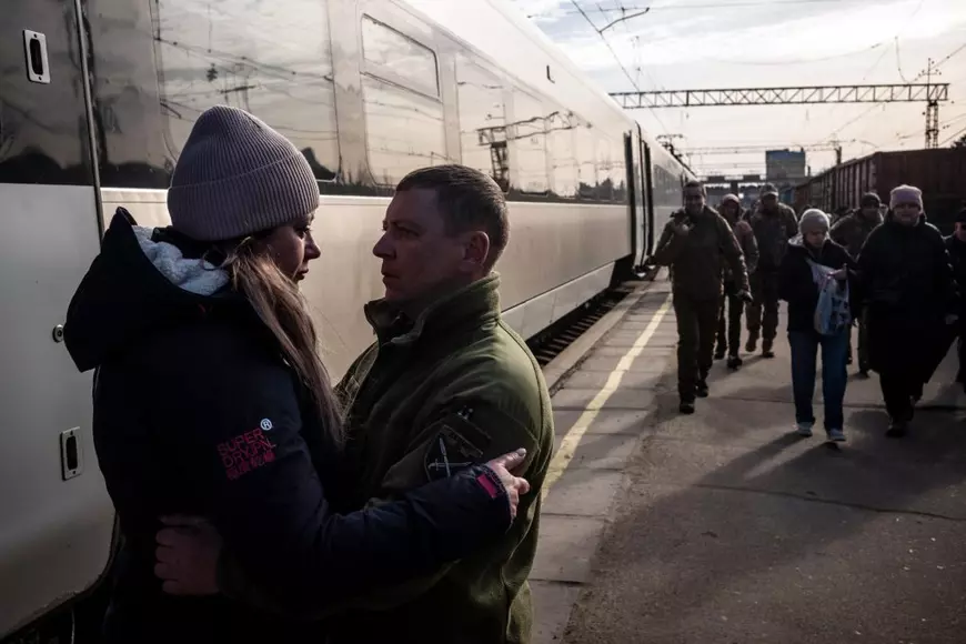 „Știm ce urmează”. Dilemele ucrainenilor de lângă linia frontului, pe măsură ce trupele ruse își continuă avansul