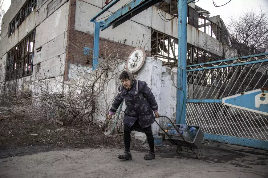 „Știm ce urmează”. Dilemele ucrainenilor de lângă linia frontului, pe măsură ce trupele ruse își continuă avansul