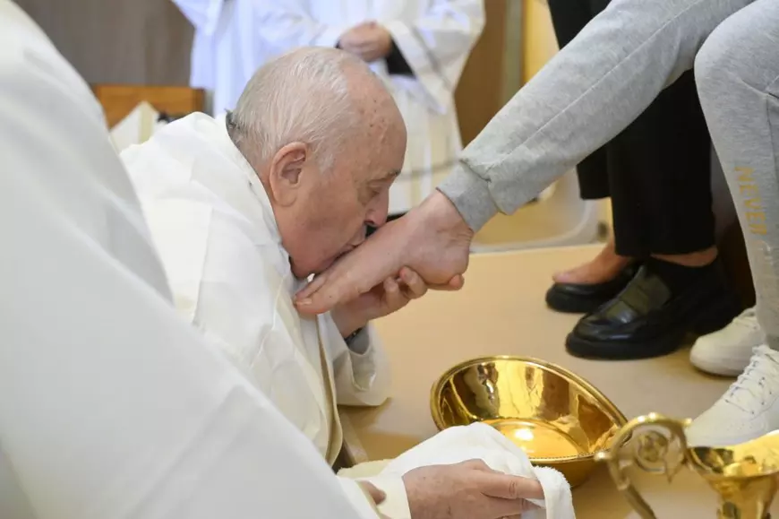 Papa Francisc a spălat picioarele a 12 femei, într-o închisoare din Roma. „Fiecare are povestea lui, dar Domnul ne așteaptă mereu cu brațele deschise”