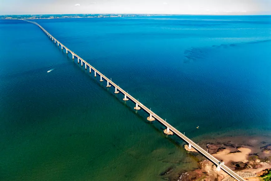 Cele mai înspăimântătoare poduri din lume - Imagine aeriană asupra Podului Confederaţiei din Canada.