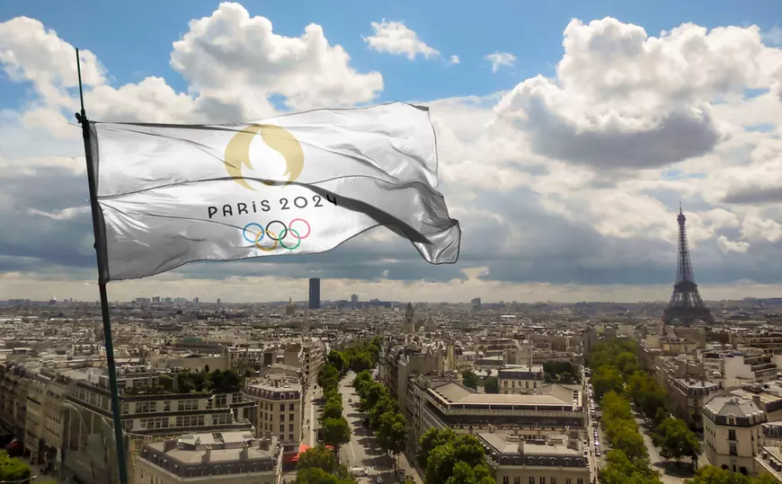 Olimpijske igre Pariz 2024. - Arene domaćini Ljetnih olimpijskih igara - Slika olimpijske zastave Pariz 2024. koja se vijori na zgradi u središtu Pariza.