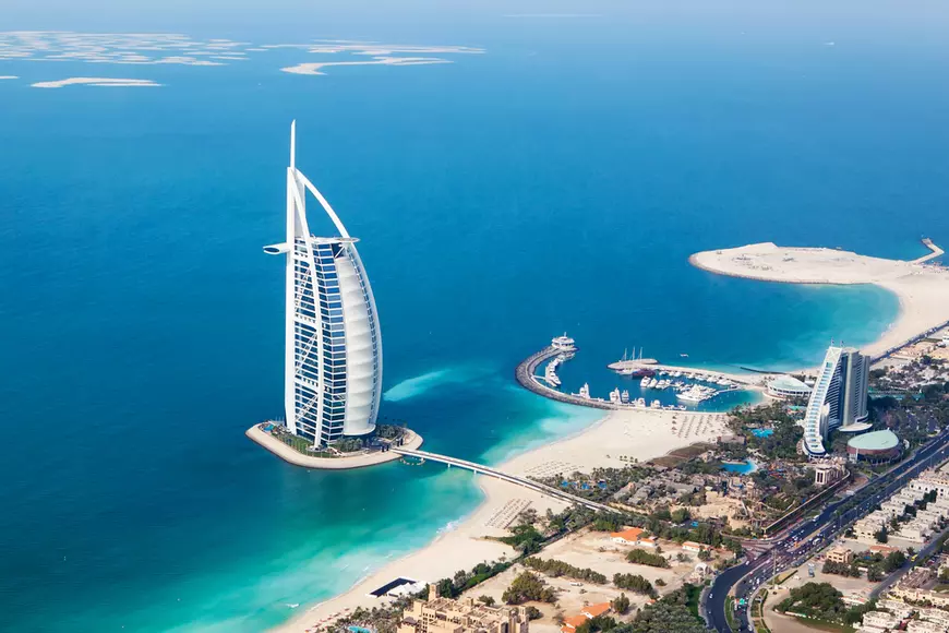 Curiozități despre Emiratele Arabe Unite - Imagine cu Hotelul Burj Al Arab.