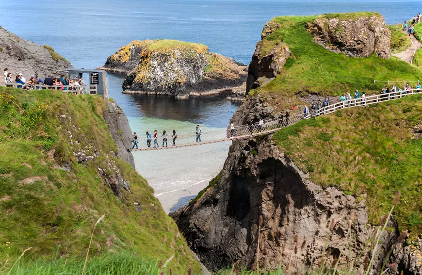 Cele mai înspăimântătoare poduri din lume - Imagine cu Podul Carrick-a-Rede din Irlanda de Nord.