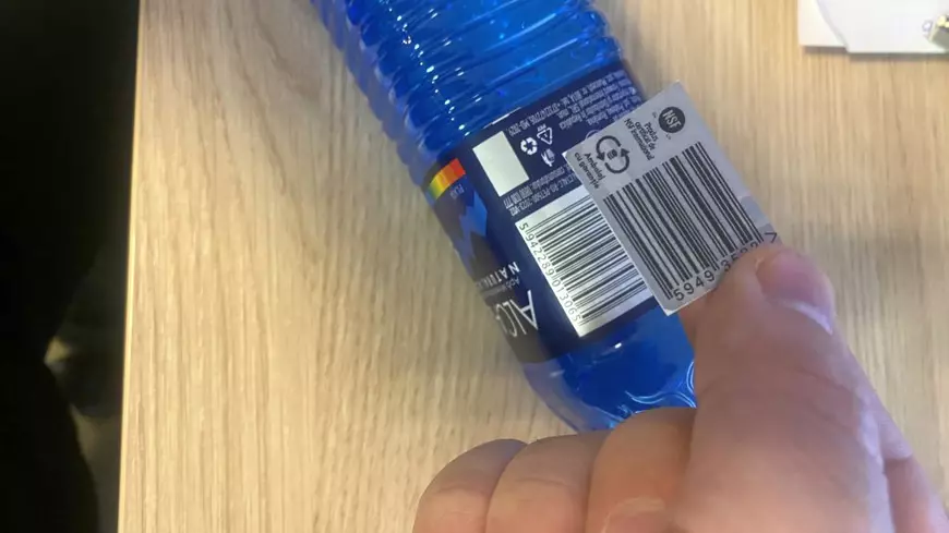 Metoda prin care românii pot să păcălească automatele sistemului de reciclare și primesc vouchere pentru sticle care nu sunt în program