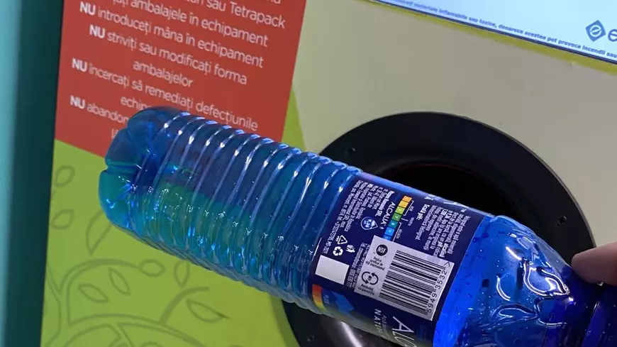 Metoda prin care românii pot să păcălească automatele sistemului de reciclare și primesc vouchere pentru sticle care nu sunt în program