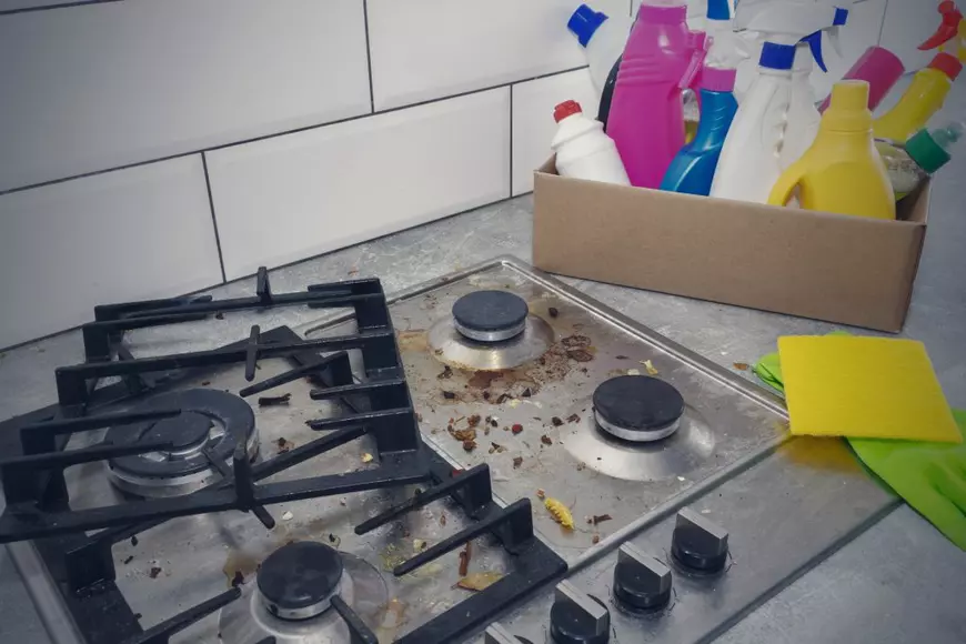 Care sunt cele mai murdare obiecte şi locuri din bucătărie - Imagine cu partea superioară a unui aragaz murdară, pregătită pentru a fi curăţată.