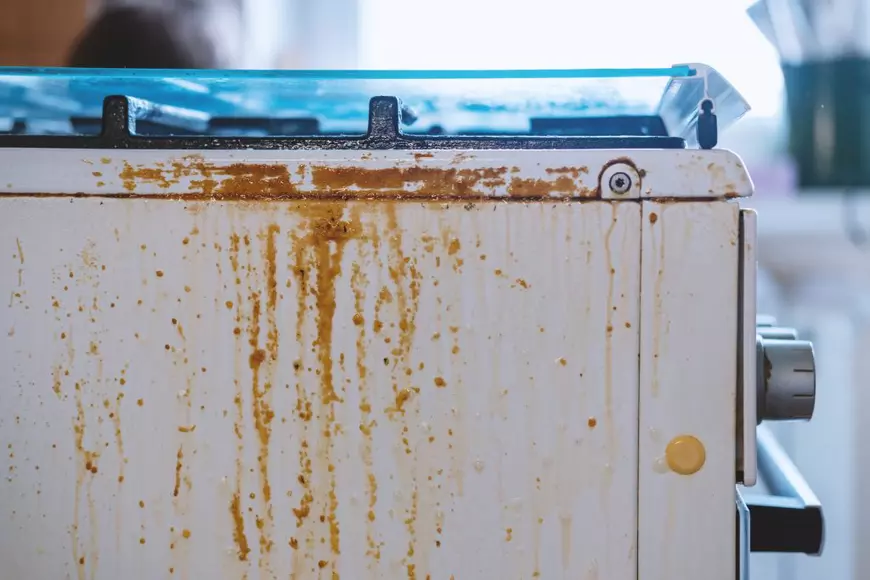 Care sunt cele mai murdare obiecte şi locuri din bucătărie - Imagine cu partea laterală a unui argaz foarte murdară.