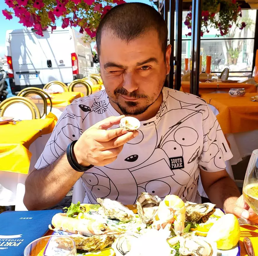Interviu. Scriitorul Cosmin Dragomir, despre geneza sarmalelor: „Există tensiuni diplomatice generate de paternitatea sarmalelor - vezi Azerbaidjan vs Armenia sau Turcia vs Grecia”