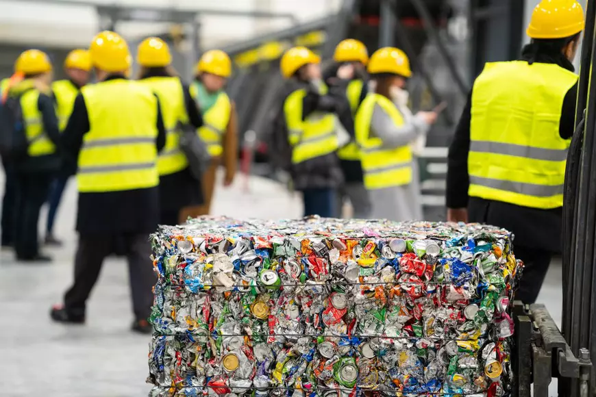 Metoda prin care românii pot să păcălească automatele sistemului de reciclare și primesc vouchere pentru sticle care nu sunt în program