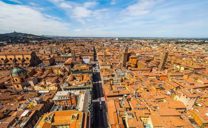 Bologna – curiozități despre orașul care găzduiește cea mai veche universitate din lume - Imagine aeriană asupra oraşului Bologna.