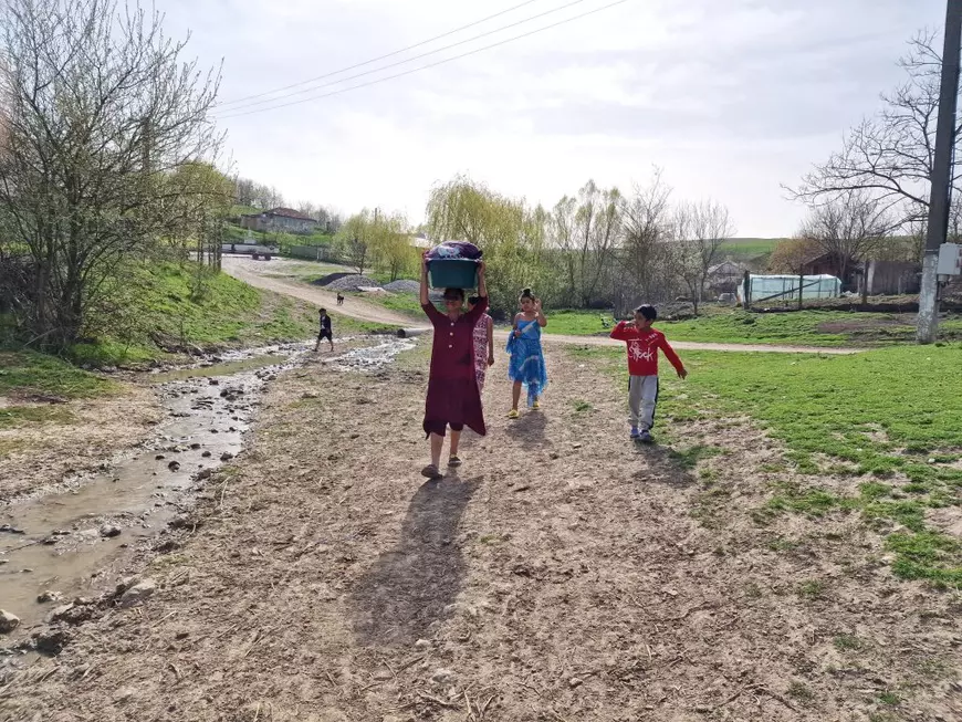 REPORTAJ Sub plafonul sărăciei, umanitatea rezistă. Două mame din satul Lespezi reușesc să-și țină copiii cu ajutorul oamenilor din comunitate: „Turci, români, căutăm ajutor pentru toți”