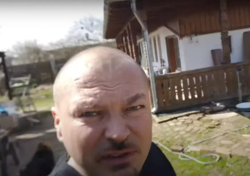 Imagini cu casa lui Puya din Fundulea. Cântărețul își face în curte o livadă, dar și o seră cu roșii românești