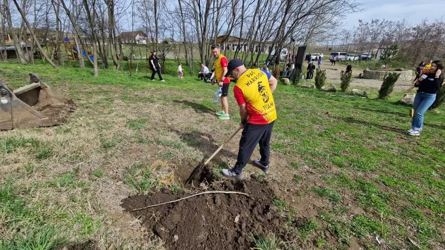 Patronul pensiunii Ferma Dacilor, pasibil de amendă pentru nucii plantați în memoria victimelor incendiului din decembrie