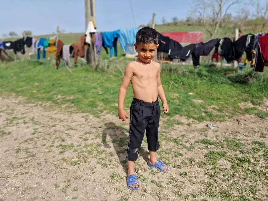 REPORTAJ Sub plafonul sărăciei, umanitatea rezistă. Două mame din satul Lespezi reușesc să-și țină copiii cu ajutorul oamenilor din comunitate: „Turci, români, căutăm ajutor pentru toți”