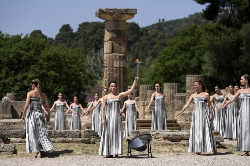 Flacăra Olimpică a fost aprinsă în Grecia. Până la 11 august, torţa păcii şi prieteniei va domina întreaga lume | VIDEO