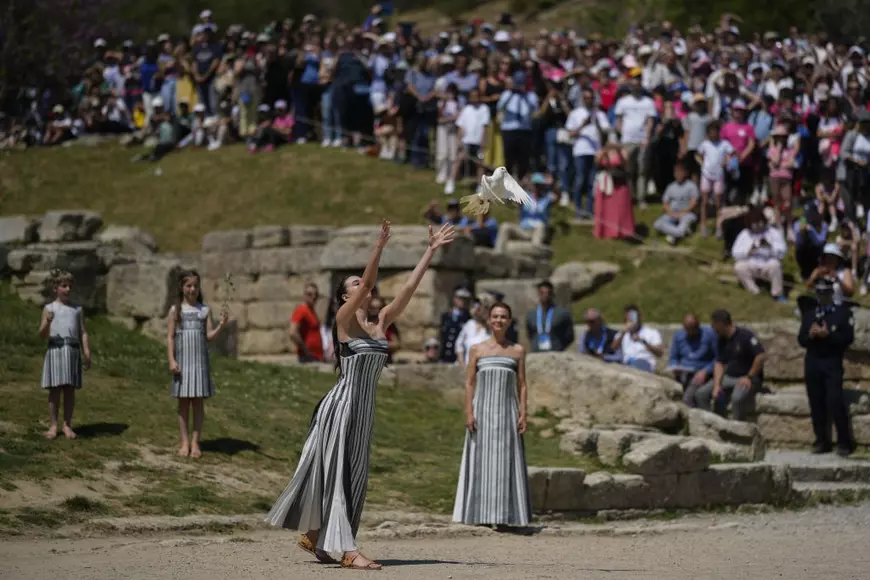 Flacăra Olimpică a fost aprinsă în Grecia. Până la 11 august, torţa păcii şi prieteniei va domina întreaga lume | VIDEO