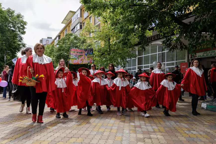 FOTO VIDEO REPORTAJ Cum a fost Parada Florilor ediția 2024: politicienii au împărțit scena cu micii prinți și s-au bucurat de cozonac gratis