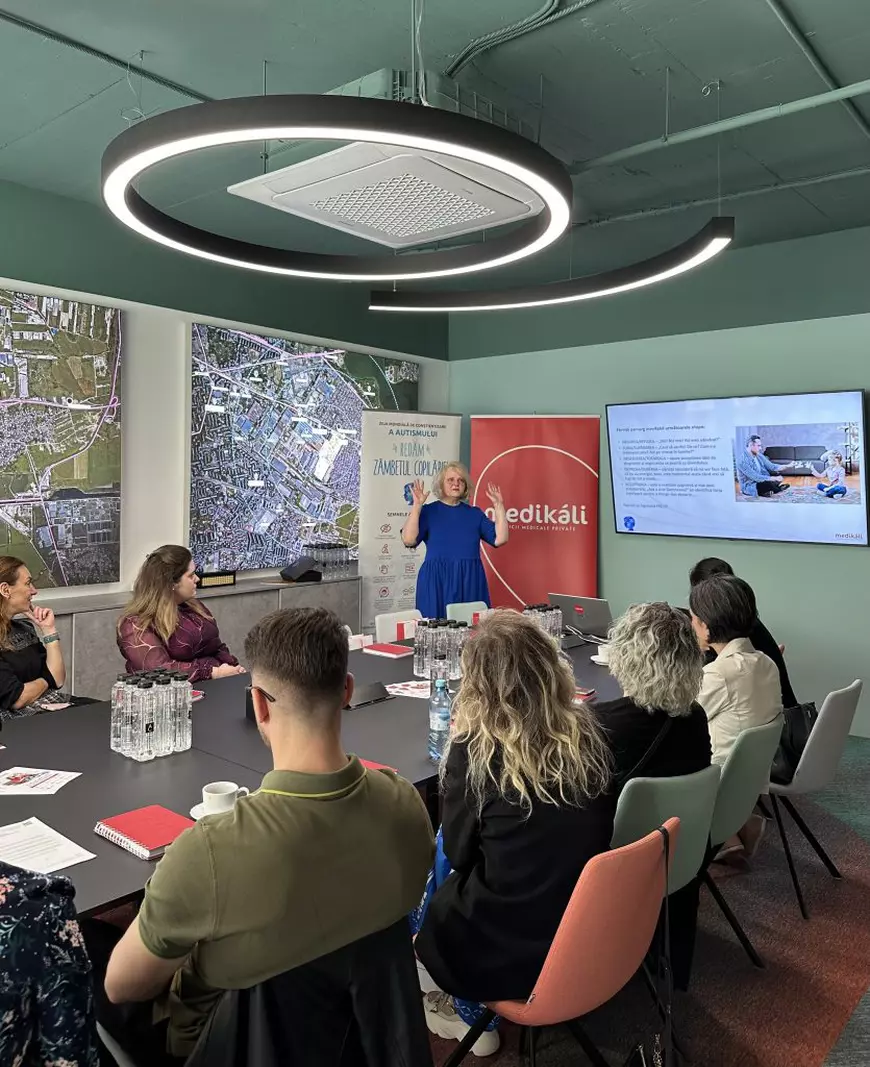 În România, diagnosticarea copiilor cu autism este în continuare foarte scăzută. Terapia începută până la vârsta de 3 ani duce la recuperare