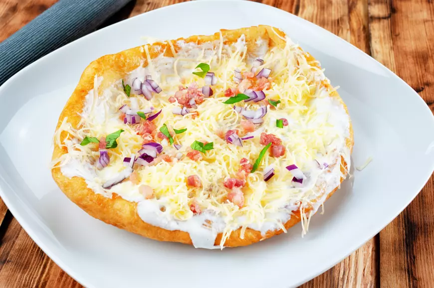 Langoși cu cartofi, smântână și usturoi