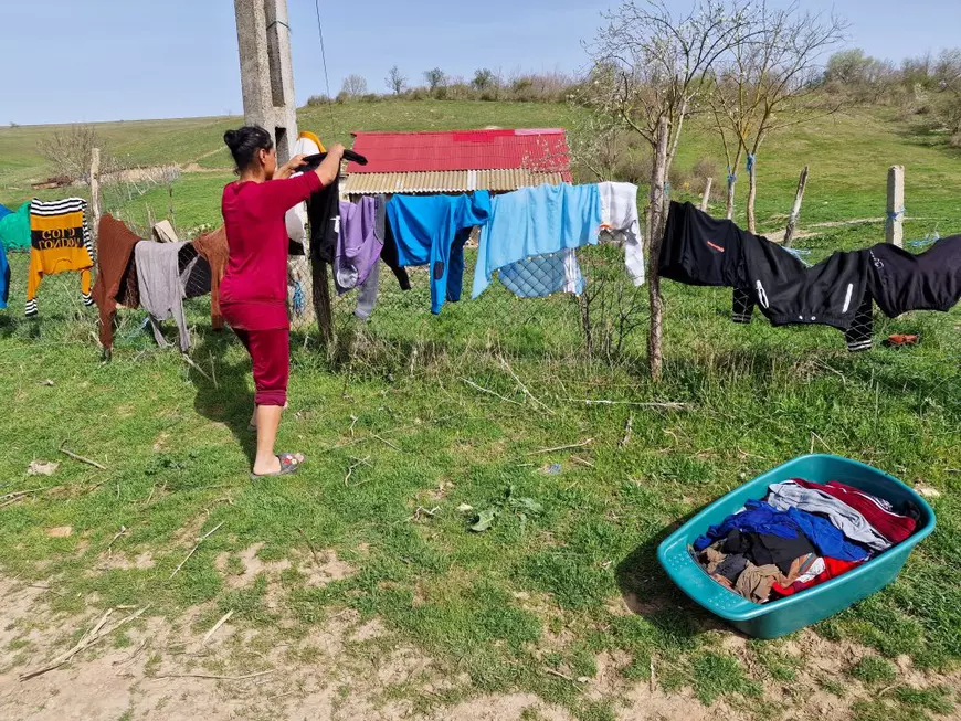 REPORTAJ Sub plafonul sărăciei, umanitatea rezistă. Două mame din satul Lespezi reușesc să-și țină copiii cu ajutorul oamenilor din comunitate: „Turci, români, căutăm ajutor pentru toți”
