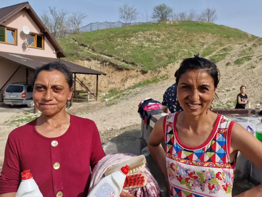 REPORTAJ Sub plafonul sărăciei, umanitatea rezistă. Două mame din satul Lespezi reușesc să-și țină copiii cu ajutorul oamenilor din comunitate: „Turci, români, căutăm ajutor pentru toți”
