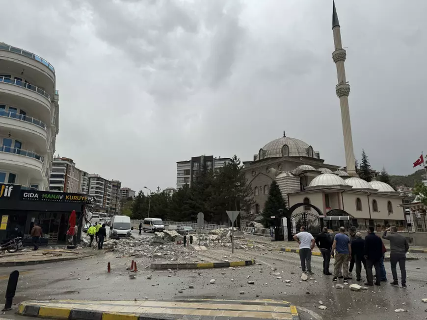 Momentul filmat când un minaret al unei moschei din Turcia se prăbușește, doborât de vânt