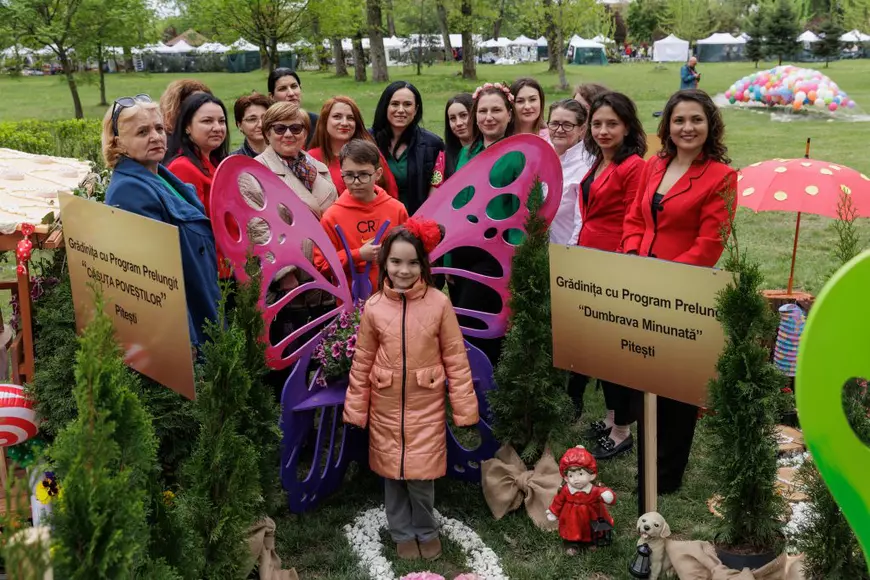 FOTO VIDEO REPORTAJ Cum a fost Parada Florilor ediția 2024: politicienii au împărțit scena cu micii prinți și s-au bucurat de cozonac gratis