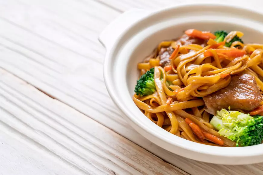 Noodles Lo Mein cu pui și legume