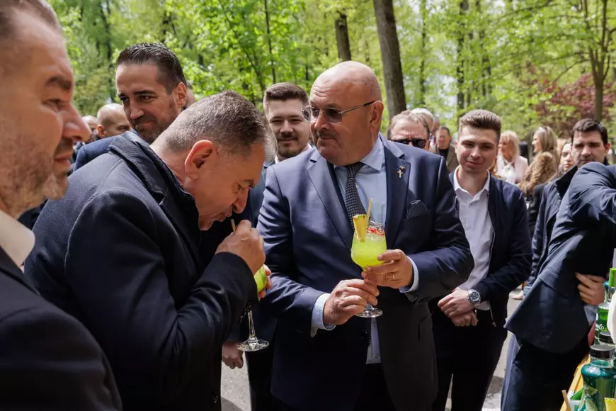 FOTO VIDEO REPORTAJ Cum a fost Parada Florilor ediția 2024: politicienii au împărțit scena cu micii prinți și s-au bucurat de cozonac gratis