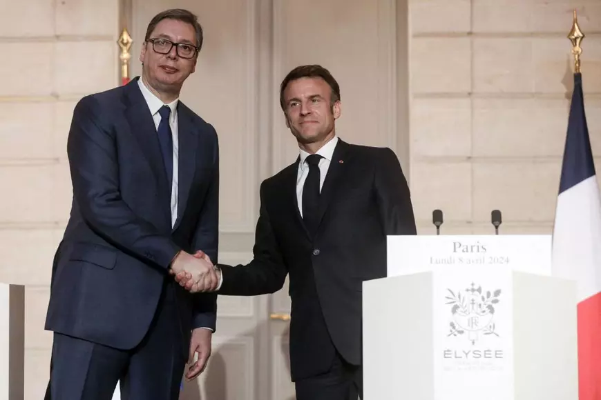 Președintele sârb Aleksandar Vucic și omologul său francez, Emmanuel Macron Foto: Profimedia