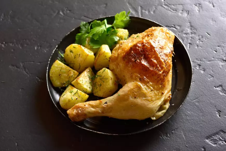 Pui cu usturoi verde și cartofi la cuptor