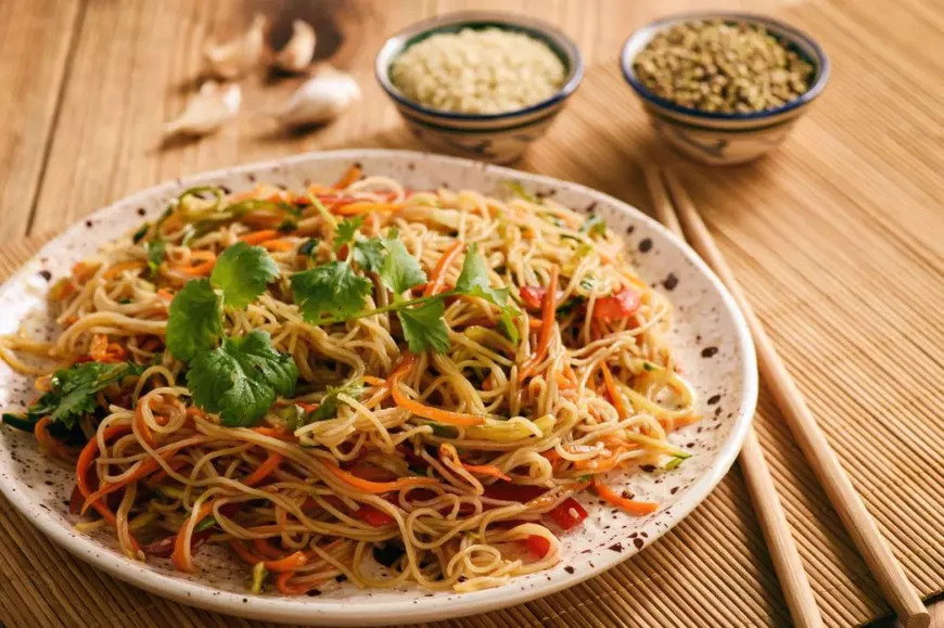 Rețete cu noodles- Salată de noodles cu legume și susan