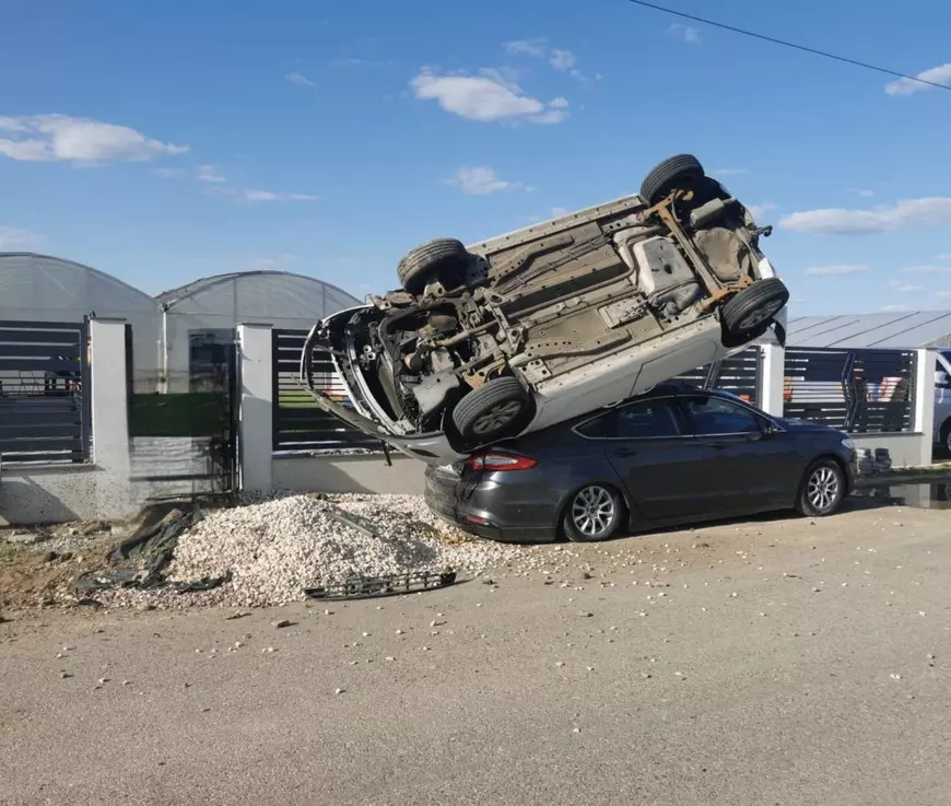 Accident spectaculos, cu doi răniți ușor, în Vrancea: „Lăsați-le așa, ca monument istoric la intrarea în comună”