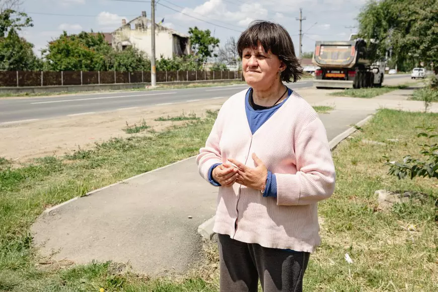 REPORTAJ. La nouă luni de la exploziile din Crevedia, oamenii acceptă posterul primarului pe poartă și oferta de despăgubiri a patronilor stației GPL: „Nu e de-ajuns, dar ce să facem?”