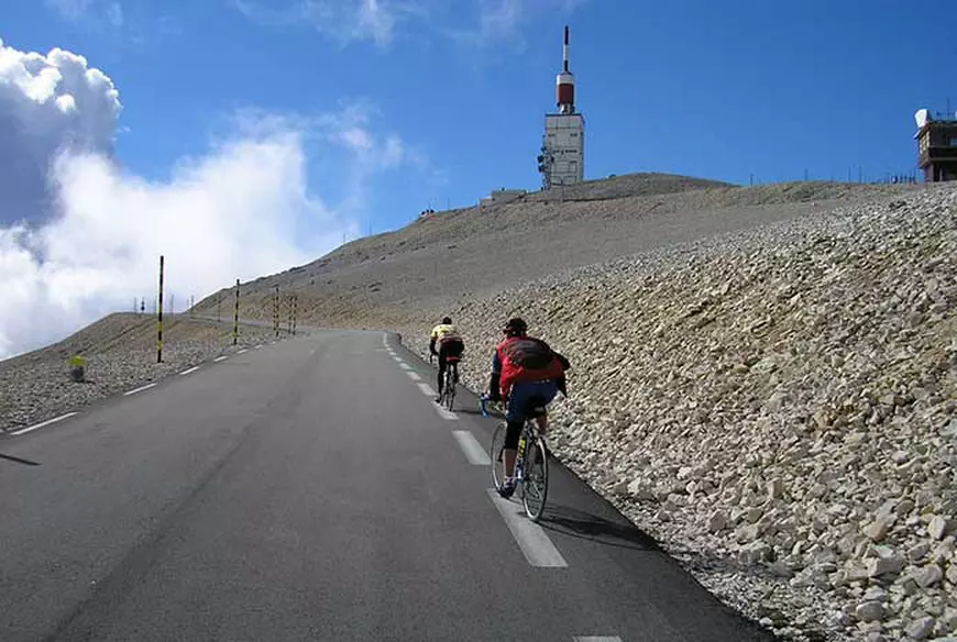 O britanică de 82 de ani s-a cățărat pe legendarul Mont Ventoux pentru a strânge bani pentru copiii din Fâșia Gaza