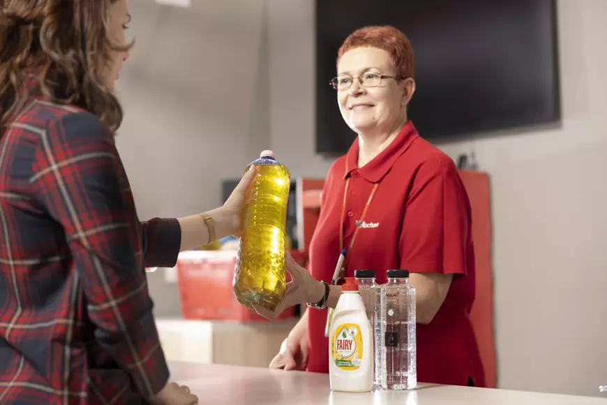 Record: 1 milion de litri de ulei alimentar uzat a fost colectat de Auchan România de la clienți și transformat în biocombustibil. 770.000 de români implicați direct în această acțiune