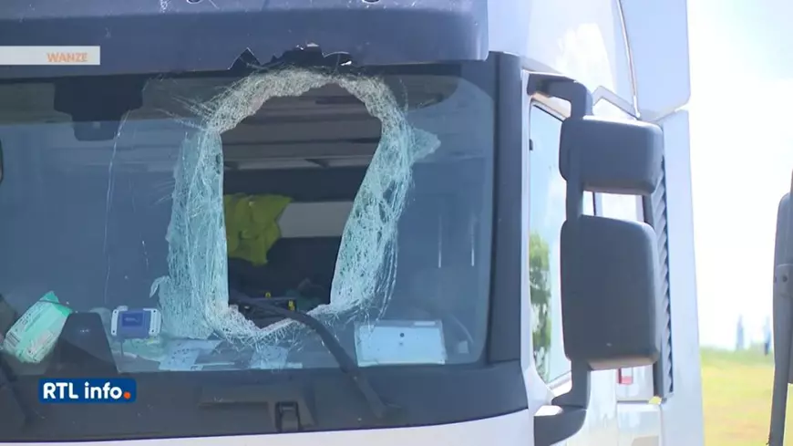 Șofer român de TIR, ucis sub ochii soției de un capac de canalizare aruncat de pe un pod direct prin parbrizul camionului, în Belgia