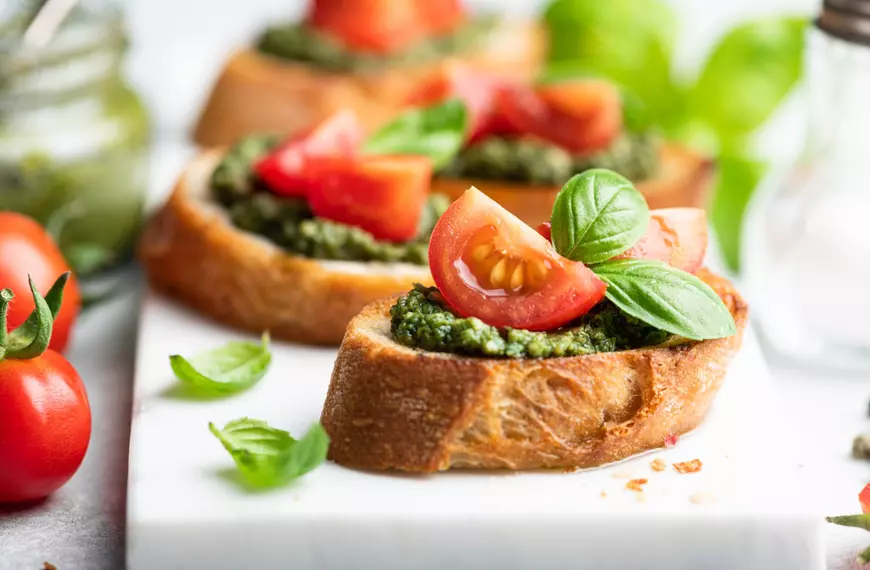 Bruschete cu roșii și avocado - rețete pentru dieta mediteraneană
