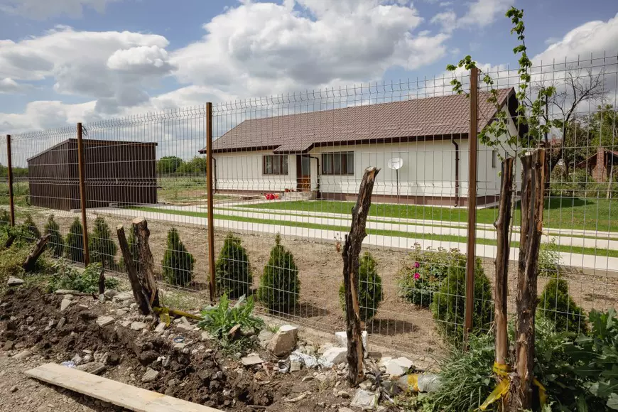 REPORTAJ. La nouă luni de la exploziile din Crevedia, oamenii acceptă posterul primarului pe poartă și oferta de despăgubiri a patronilor stației GPL: „Nu e de-ajuns, dar ce să facem?”