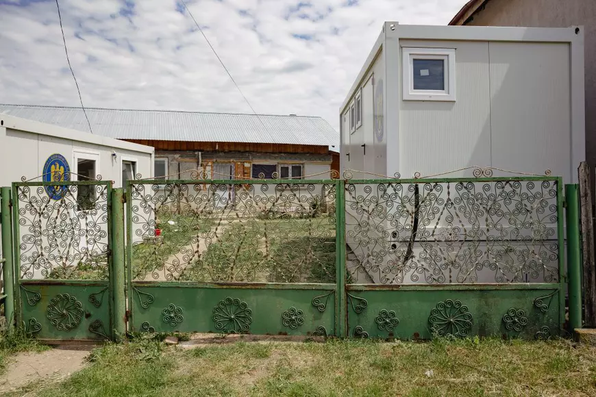 REPORTAJ. La nouă luni de la exploziile din Crevedia, oamenii acceptă posterul primarului pe poartă și oferta de despăgubiri a patronilor stației GPL: „Nu e de-ajuns, dar ce să facem?”