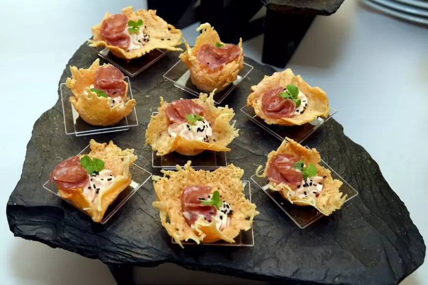 Idei de aperitive în coșulețe din parmezan