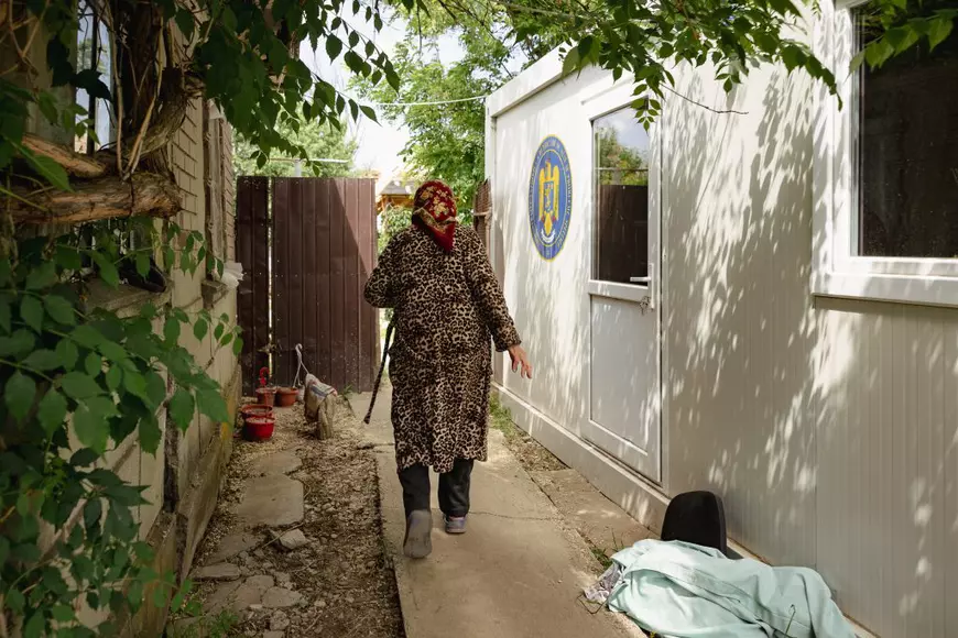 REPORTAJ. La nouă luni de la exploziile din Crevedia, oamenii acceptă posterul primarului pe poartă și oferta de despăgubiri a patronilor stației GPL: „Nu e de-ajuns, dar ce să facem?”