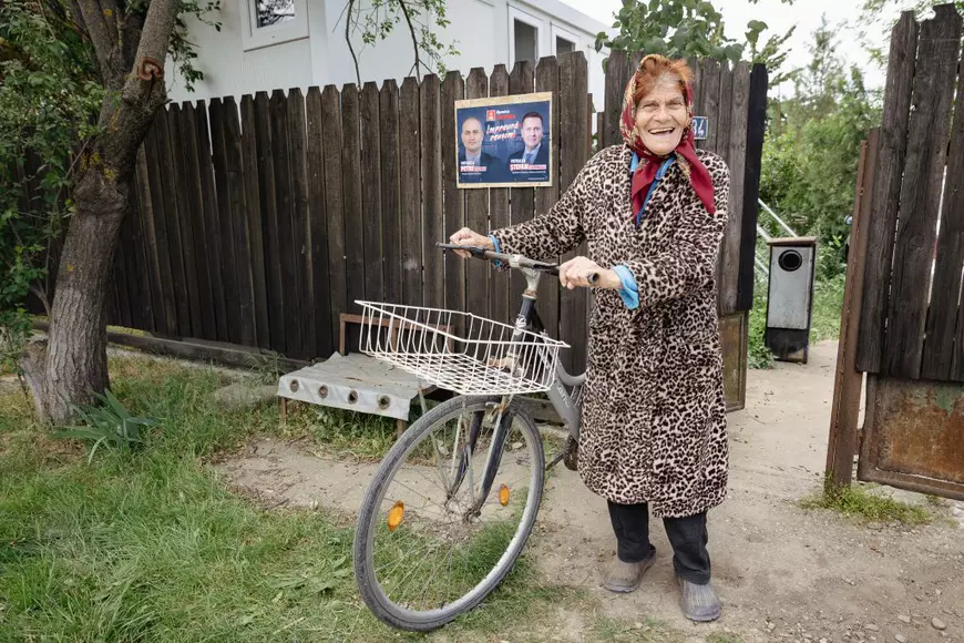 REPORTAJ. La nouă luni de la exploziile din Crevedia, oamenii acceptă posterul primarului pe poartă și oferta de despăgubiri a patronilor stației GPL: „Nu e de-ajuns, dar ce să facem?”