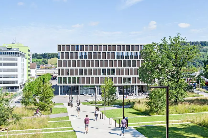 Universitatea de Științe Aplicate din Elveția de Nord-Vest a depus plângere la poliție, după ce a descoperit că în campus s-a turnat un film erotic