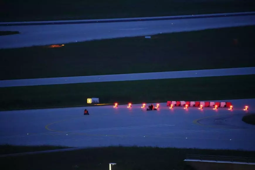 Activiștii climatici s-au întins pe pista aeroportului din München și au paralizat traficul aerian